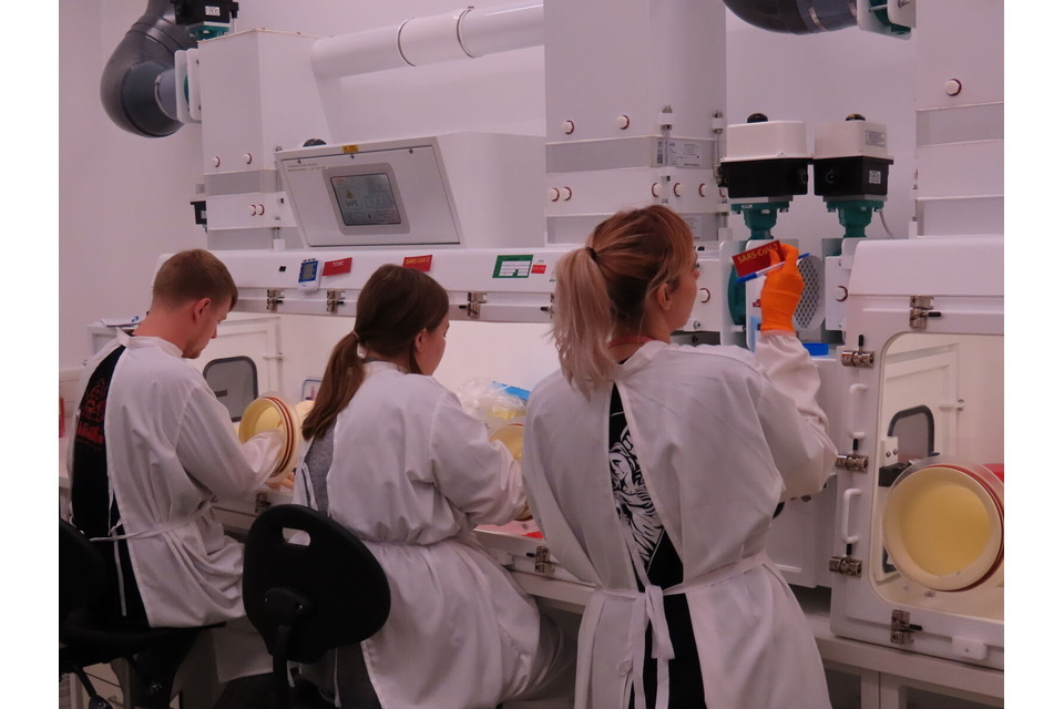 Imagen de archivo: científicos del Vaccine Development and Evaluation Centre de UKHSA en Porton Down, publicada en una ficha oficial actualizada el 10 de enero de 2025. No muestra el nuevo AI Biosecurity Lab anunciado en octubre de 2026.