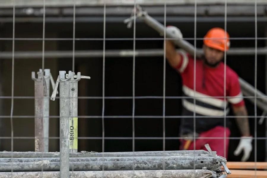 Obrero con casco en una obra de Valladolid; fotografía de archivo publicada por EFE.