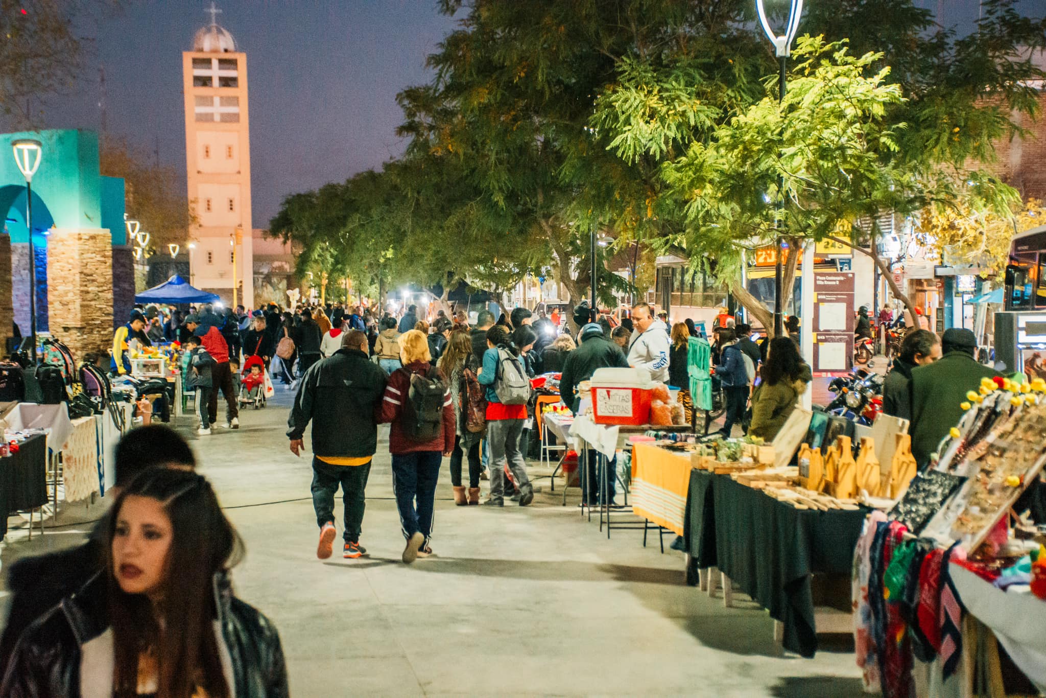 Archivo del Paseo Histórico Urbano Domingo Krause, con feria y parroquia al fondo. Imagen municipal publicada en una ruta de septiembre de 2025, fecha de captura no informada. No corresponde al paseo teatral del 31 de octubre de 2026.