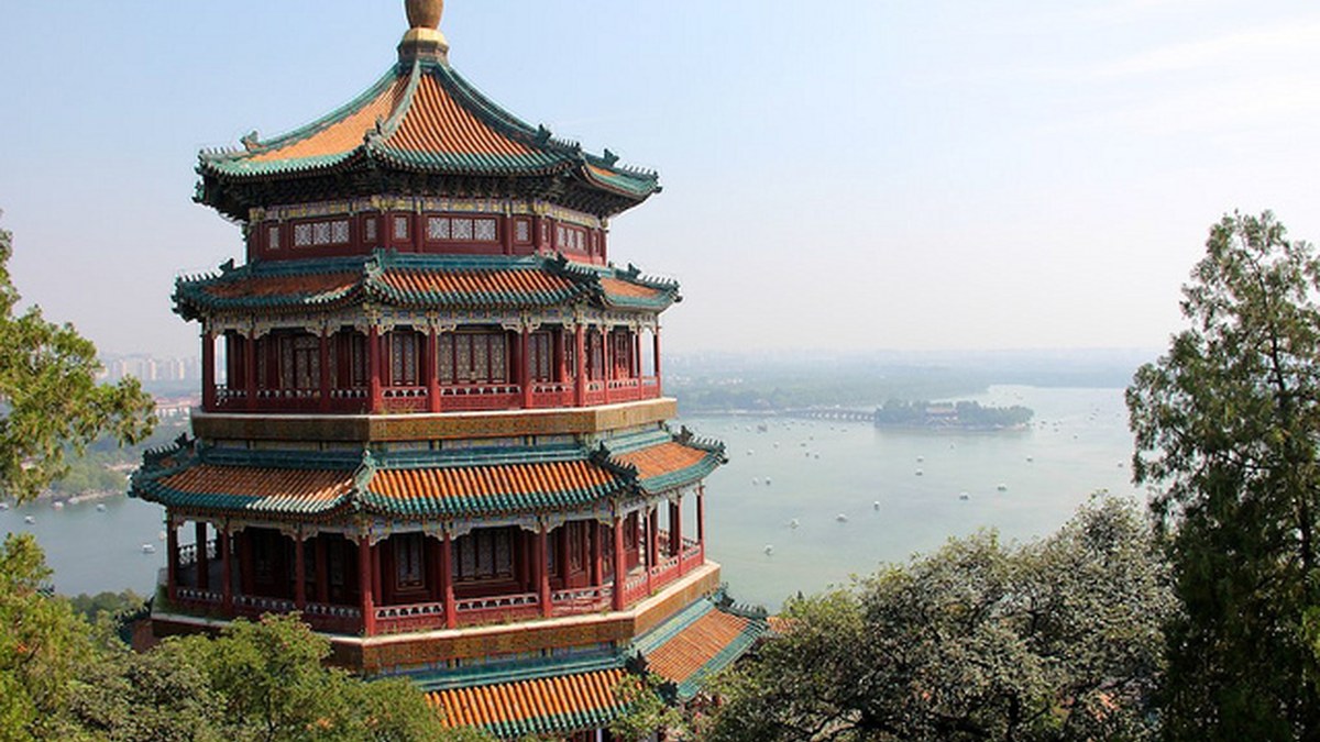 Fotografía de archivo de un pabellón tradicional junto a un lago en China, utilizada como contexto general del mercado chino; no muestra a las empresas encuestadas.