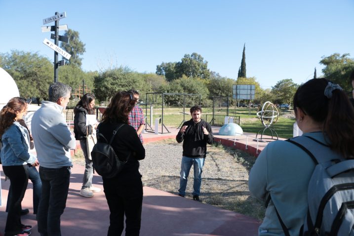 Clase de Astronomía y Arquitectura en el Parque Astronómico Stella Maris Malaroda de la FCEFN, el 19 de abril de 2023. Fotografía de archivo; no muestra la selección docente de 2026.
