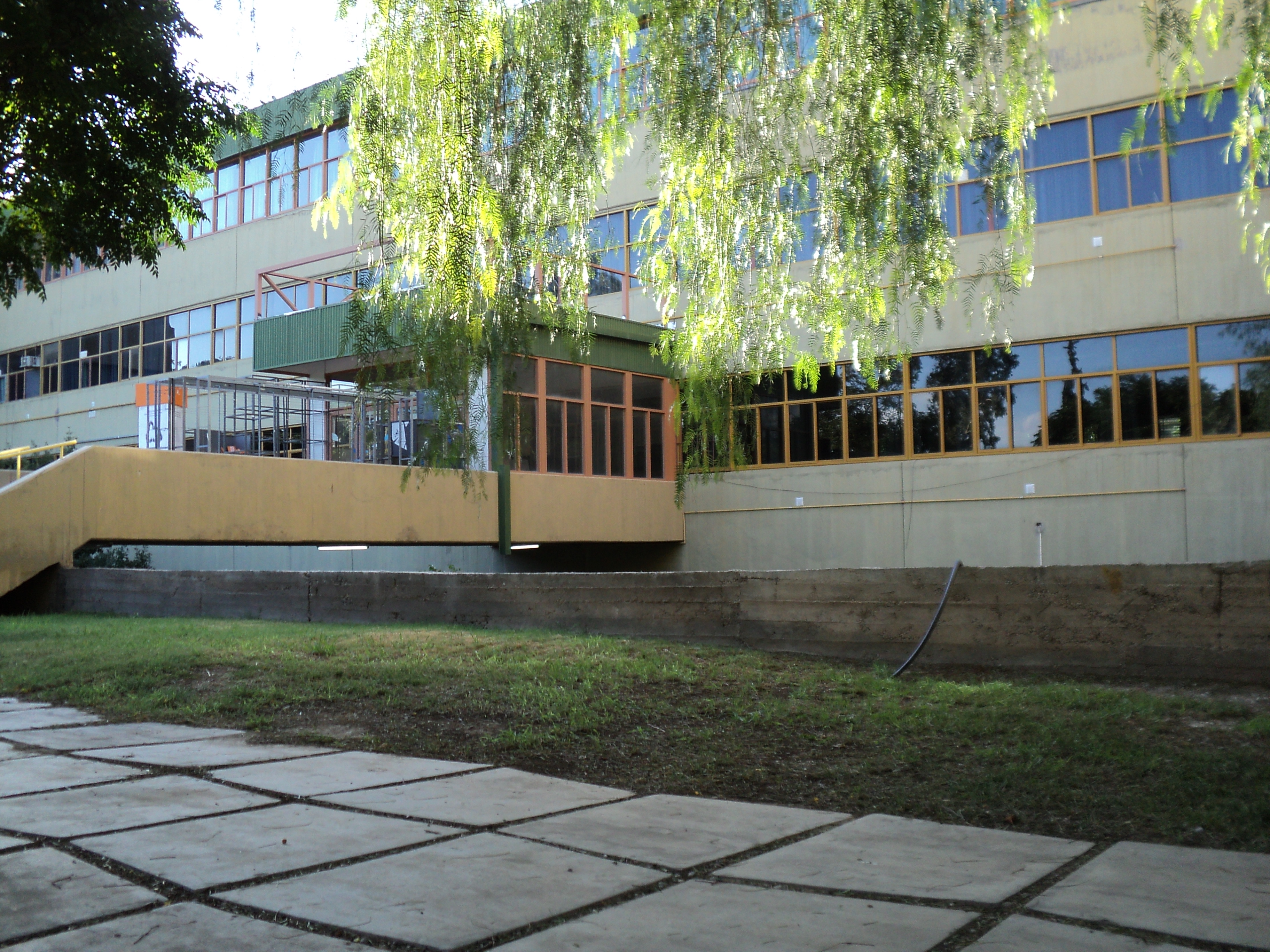 Edificio de la Facultad de Arquitectura, Urbanismo y Diseño de la UNSJ, sede anunciada para las jornadas docentes, en una fotografía de archivo de junio de 2010. No muestra la actividad de octubre de 2026.