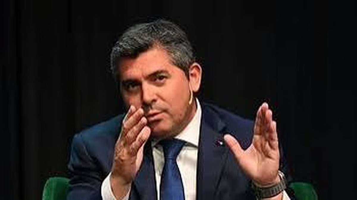 El gobernador Marcelo Orrego durante una exposición pública