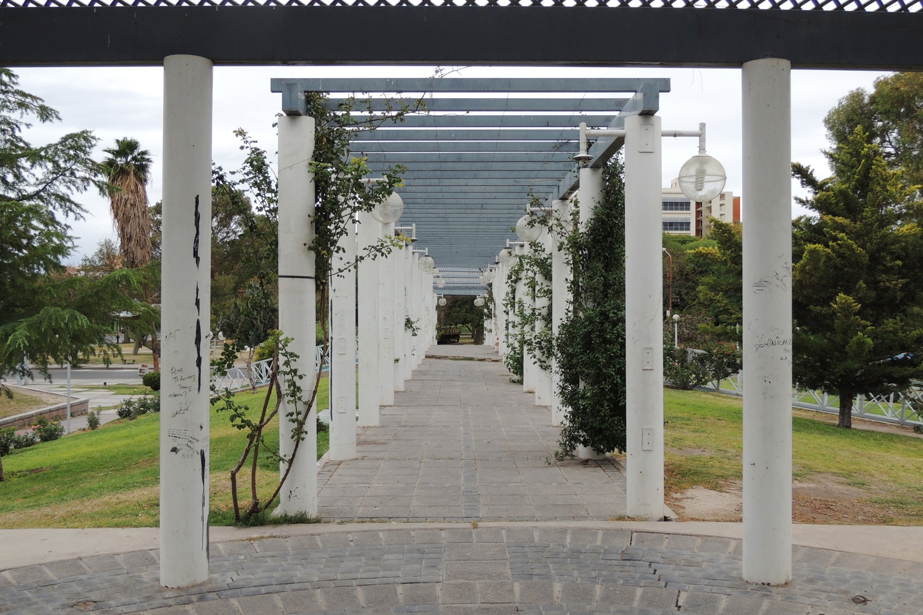 Pérgola y paseo del Parque de Mayo de la ciudad de San Juan, fotografiados por Miguel el 25 de noviembre de 2013. Archivo del lugar anunciado para la Feria Lo de Pérez; no es un registro de la feria de 2026.