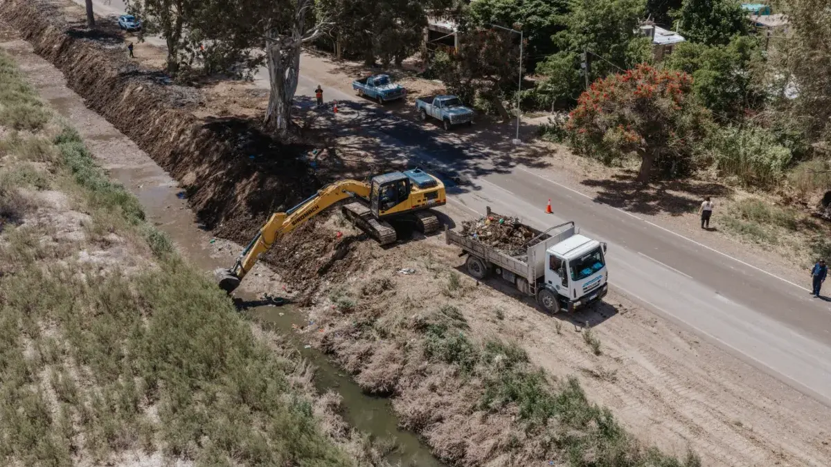 Una excavadora y un camión realizan limpieza de un desagüe junto a una ruta. Fotografía publicada con el informe de obras en San Martín y 25 de Mayo.