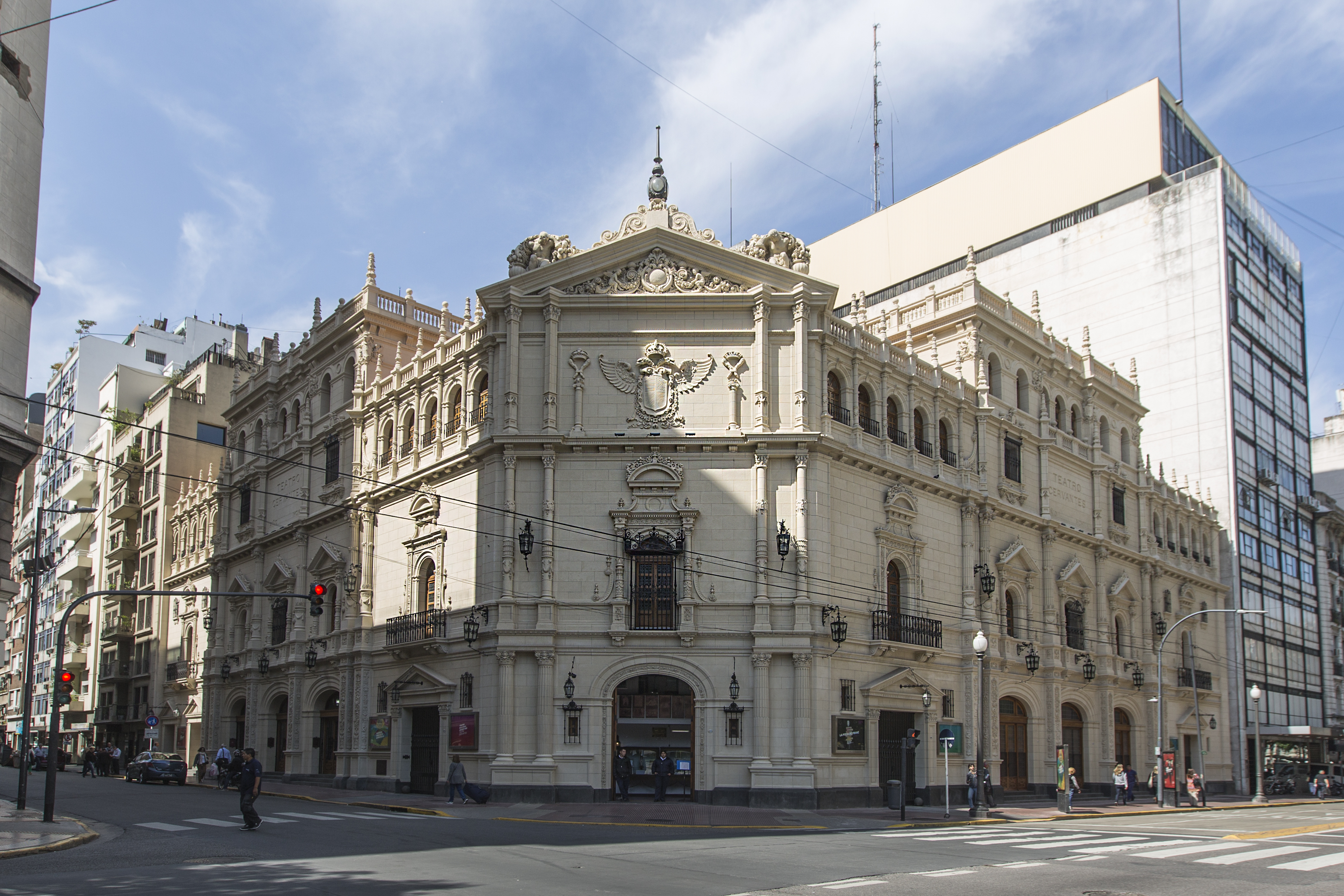 Fachada del Teatro Nacional Cervantes en Buenos Aires el 6 de diciembre de 2018. Imagen de archivo de la institución que articula la Red Federal de Teatros, no de la capacitación virtual.