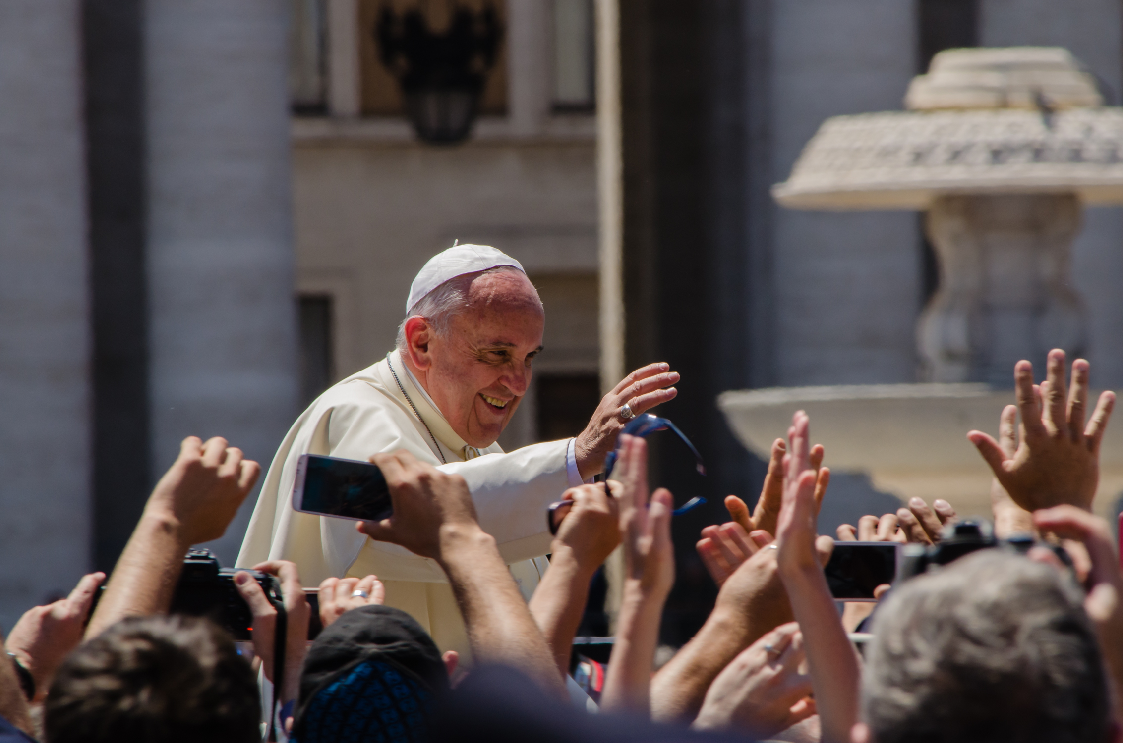 El papa Francisco saluda al público en la plaza de San Pedro. Fotografía de archivo del 6 de junio de 2014; no corresponde al anuncio editorial de 2026.