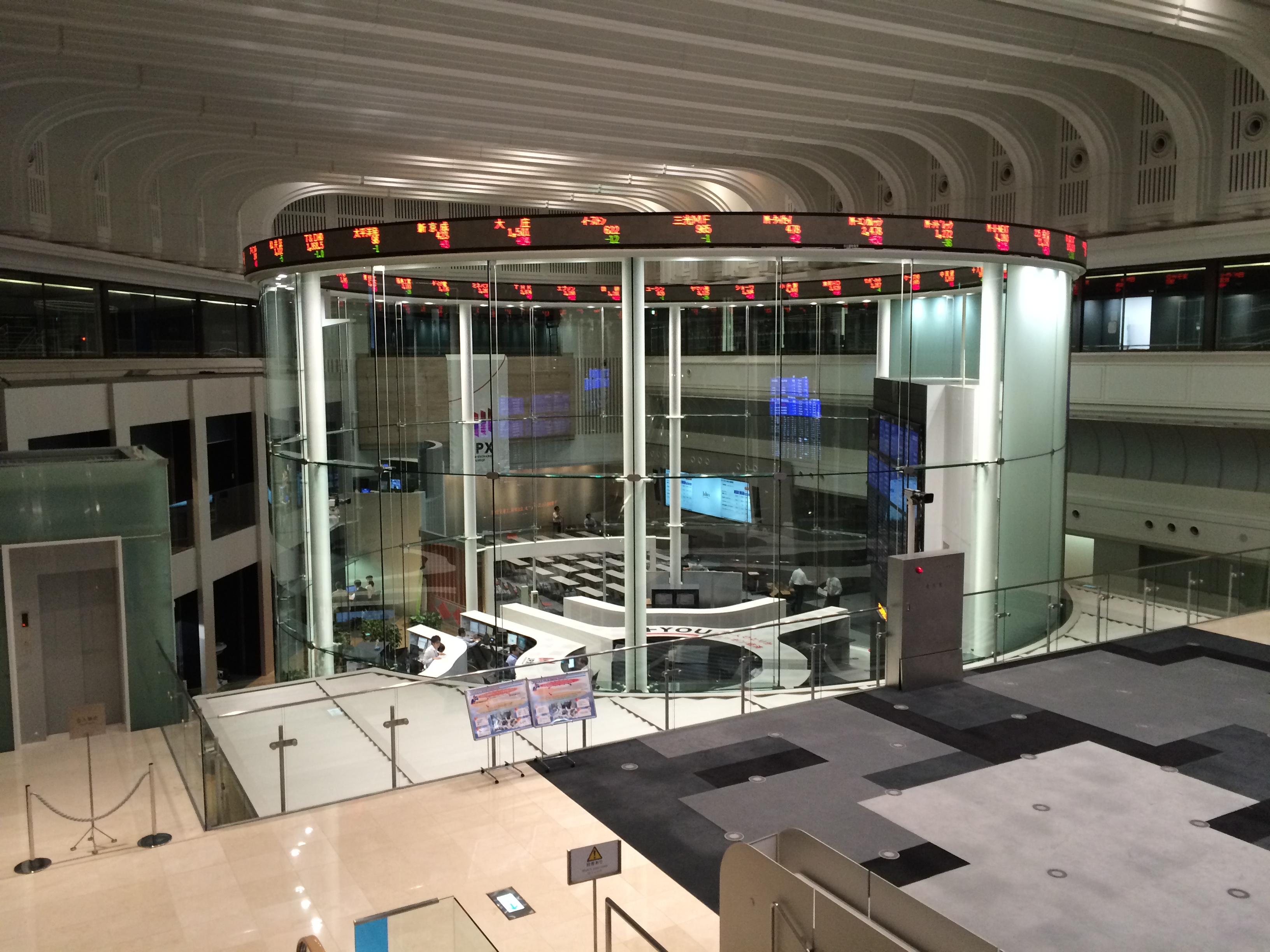 Interior de la Bolsa de Tokio, con su panel circular de cotizaciones. Fotografía de archivo del 29 de mayo de 2015, no corresponde a la rueda del 5 de octubre de 2026.
