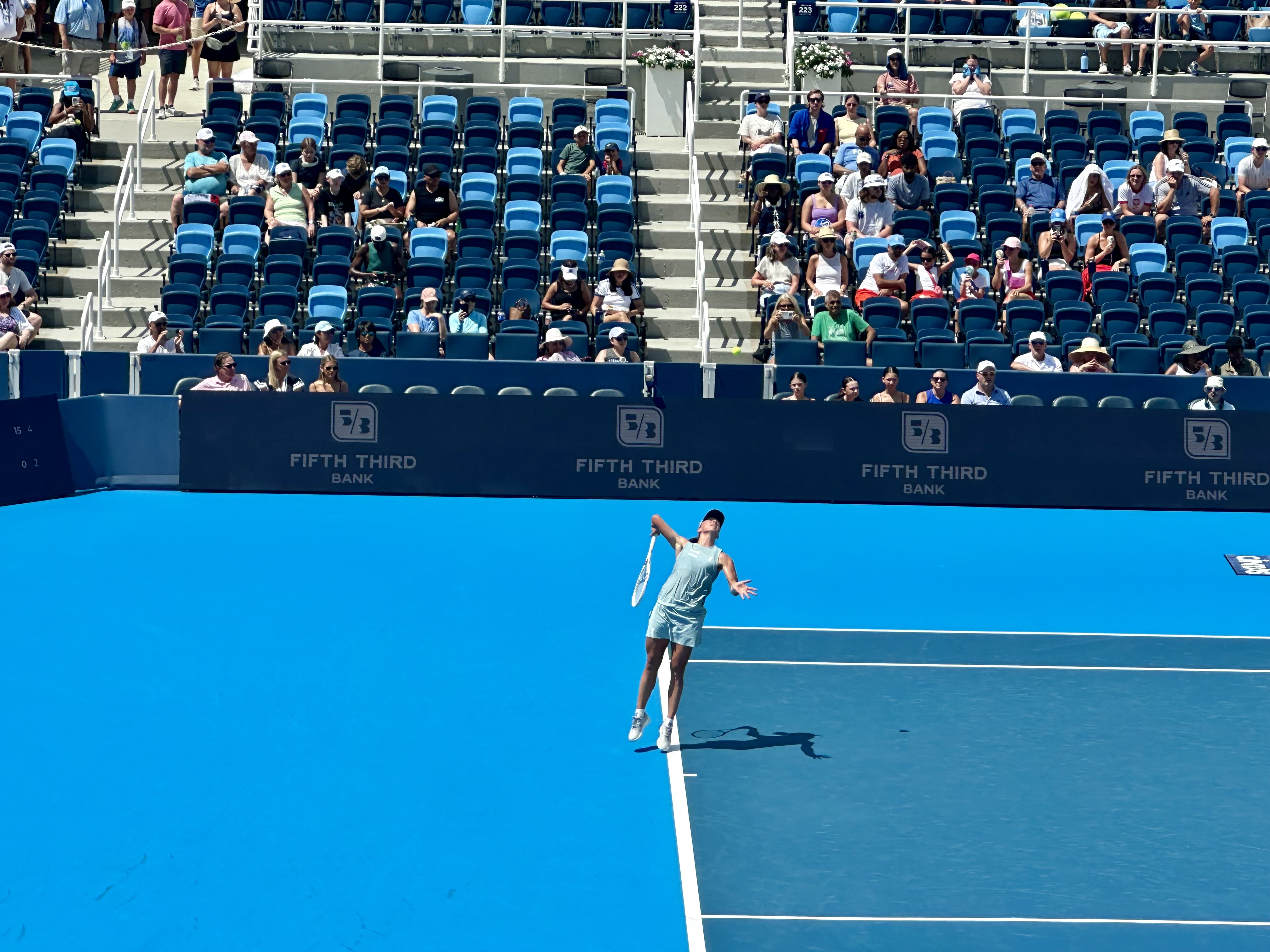 Iga Swiatek prepara el saque en el Abierto de Cincinnati el 16 de agosto de 2026. Archivo; no corresponde a Wuhan.