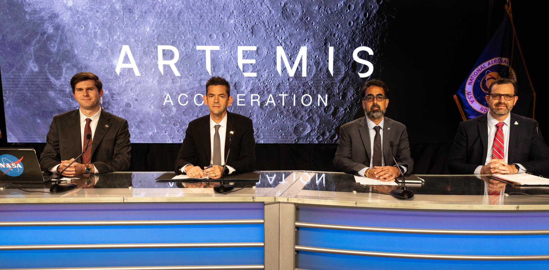 George Alderman, Jared Isaacman, Amit Kshatriya y Jeremy Parsons durante la conferencia sobre Artemis del 23 de octubre de 2026 en el Centro Espacial Kennedy.