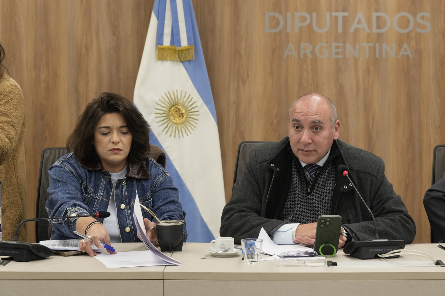 José Peluc, a la derecha de la imagen, durante una reunión de la Comisión de Recursos Naturales en la Cámara de Diputados. Archivo del 19 de agosto de 2026.