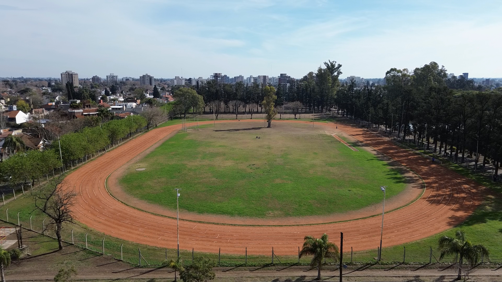 Campo deportivo exterior del complejo municipal Gorki Grana, en Morón, en una fotografía de archivo de 2023. Imagen contextual del predio; no muestra la cancha cubierta de vóley ni la Supercopa 2026.