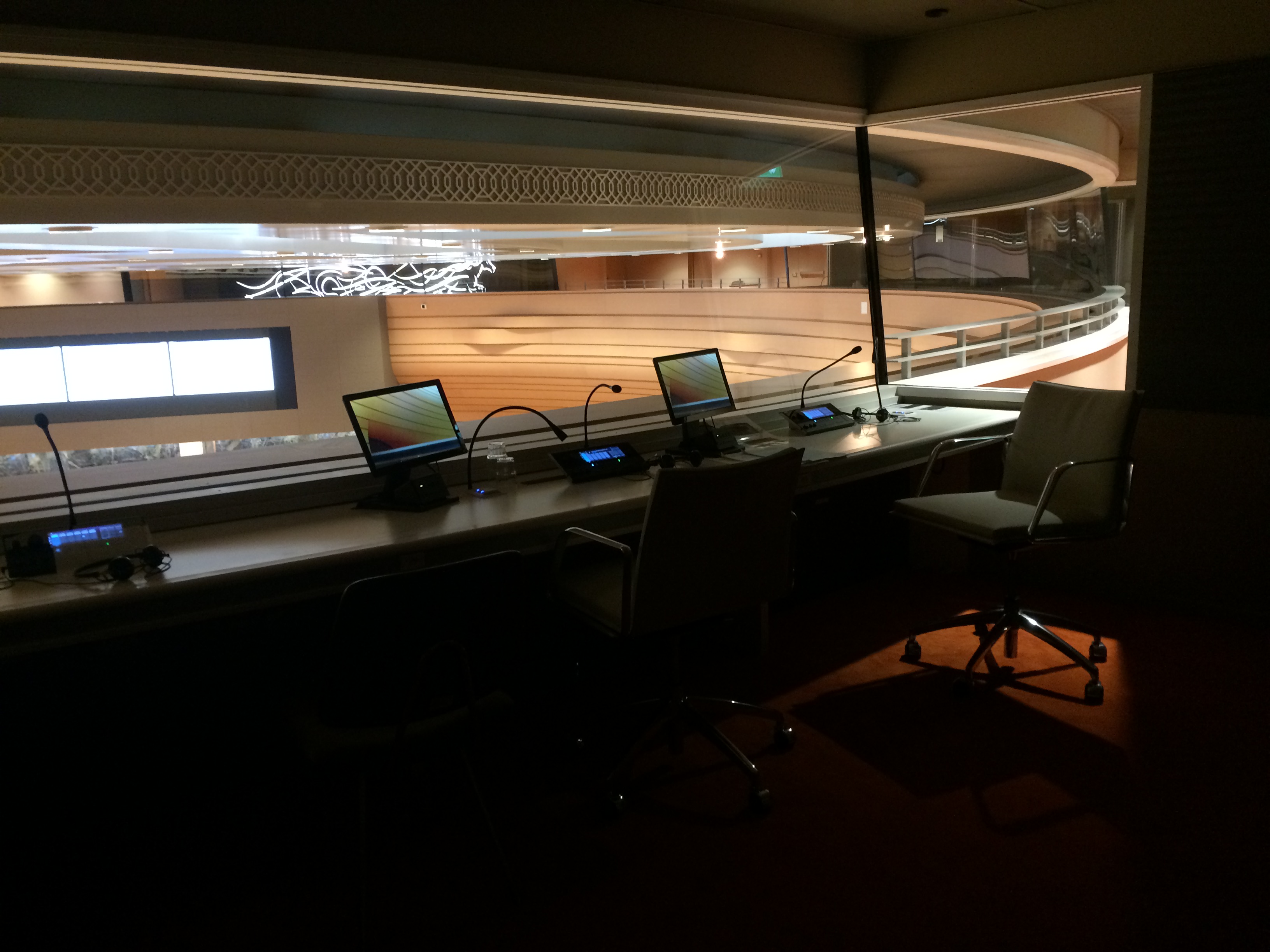 Cabina de interpretación vacía con monitores y micrófonos en el Palacio de las Naciones de Ginebra. Fotografía ilustrativa de archivo del 6 de junio de 2016.