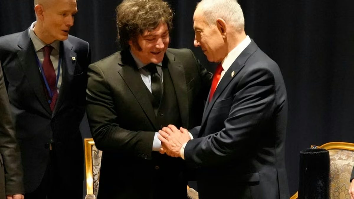 Javier Milei se saluda con Benjamin Netanyahu