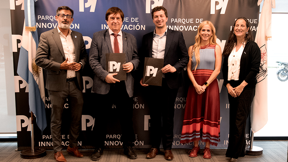 Daniel Salamone y Yamil Santoro, con carpetas del acuerdo, junto a participantes del encuentro entre el CONICET y el Parque de Innovación. Fotografía difundida por el CONICET el 26 de octubre de 2026; fecha exacta de toma no informada.