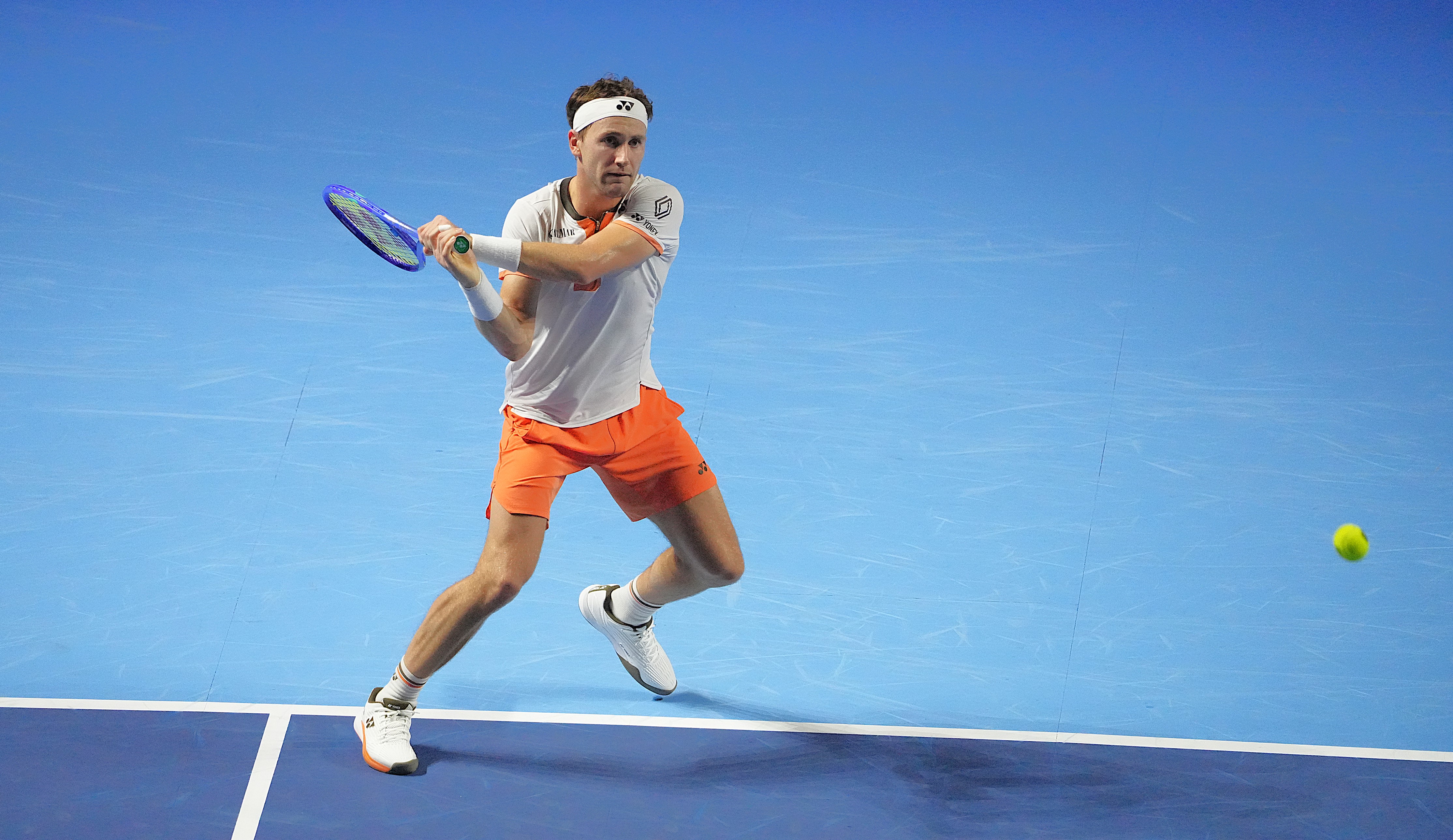 Casper Ruud prepara un revés durante el ATP 500 de Basilea el 22 de octubre de 2025. Fotografía de archivo; no corresponde al partido de Shanghái de 2026.