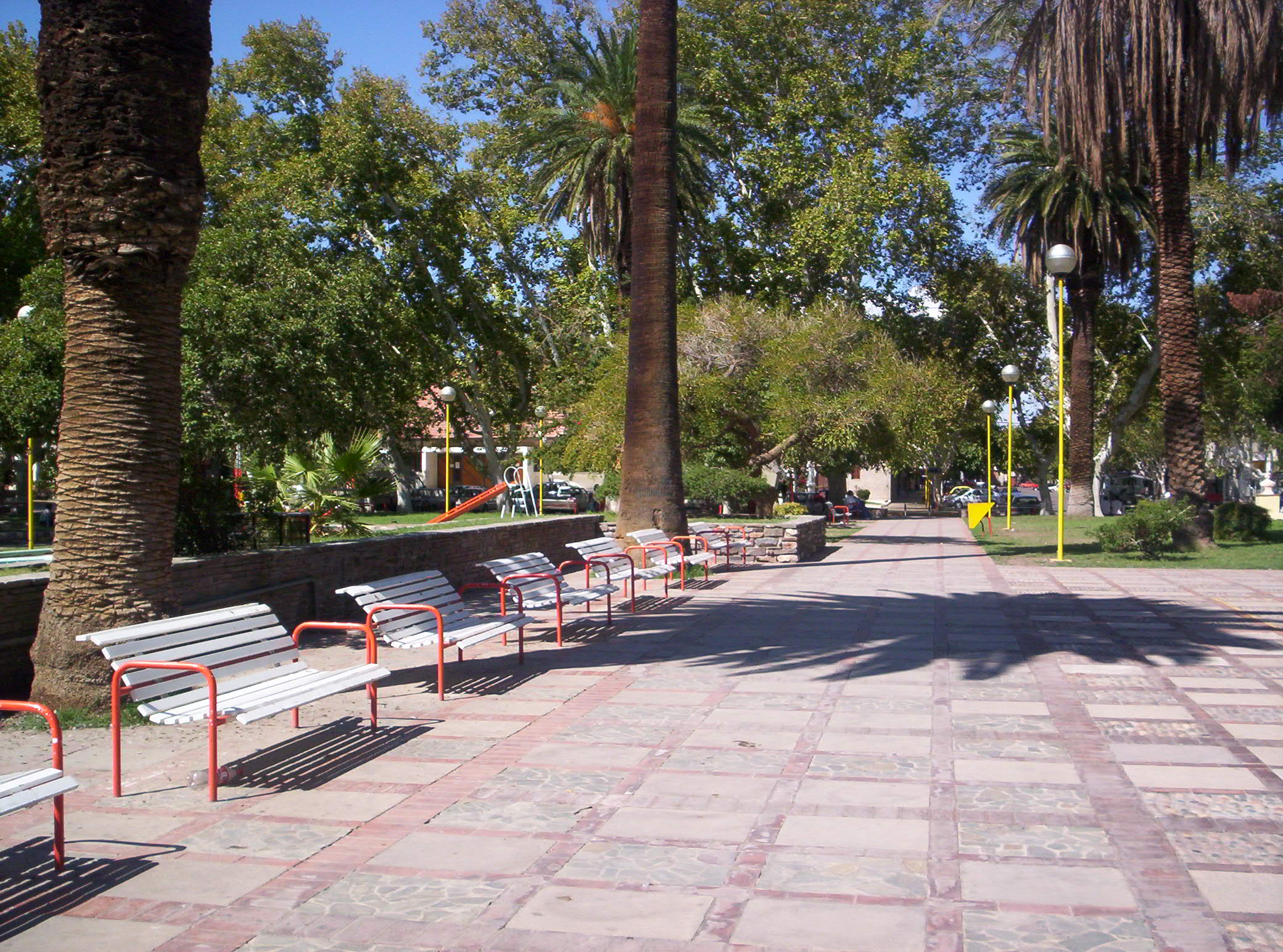 Bancos, palmeras y sendero de la plaza Aberastain de San Juan, en una fotografía de archivo.