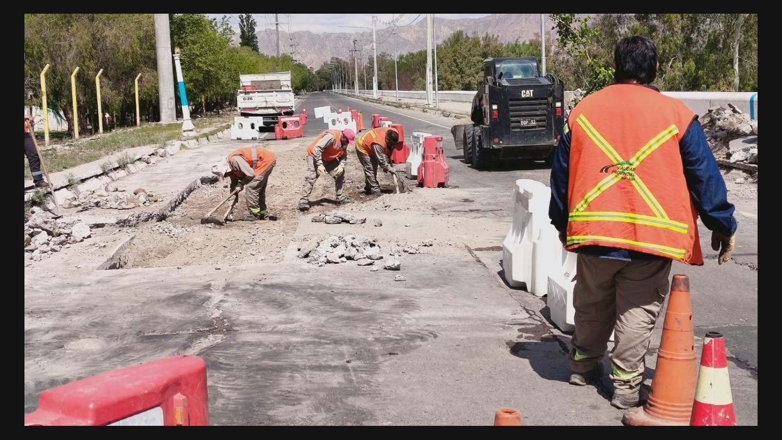Trabajos de reparación de pavimento en avenida Costanera, Chimbas, en la imagen difundida por Tiempo de San Juan el 26 de octubre de 2026. Fecha de toma no informada.