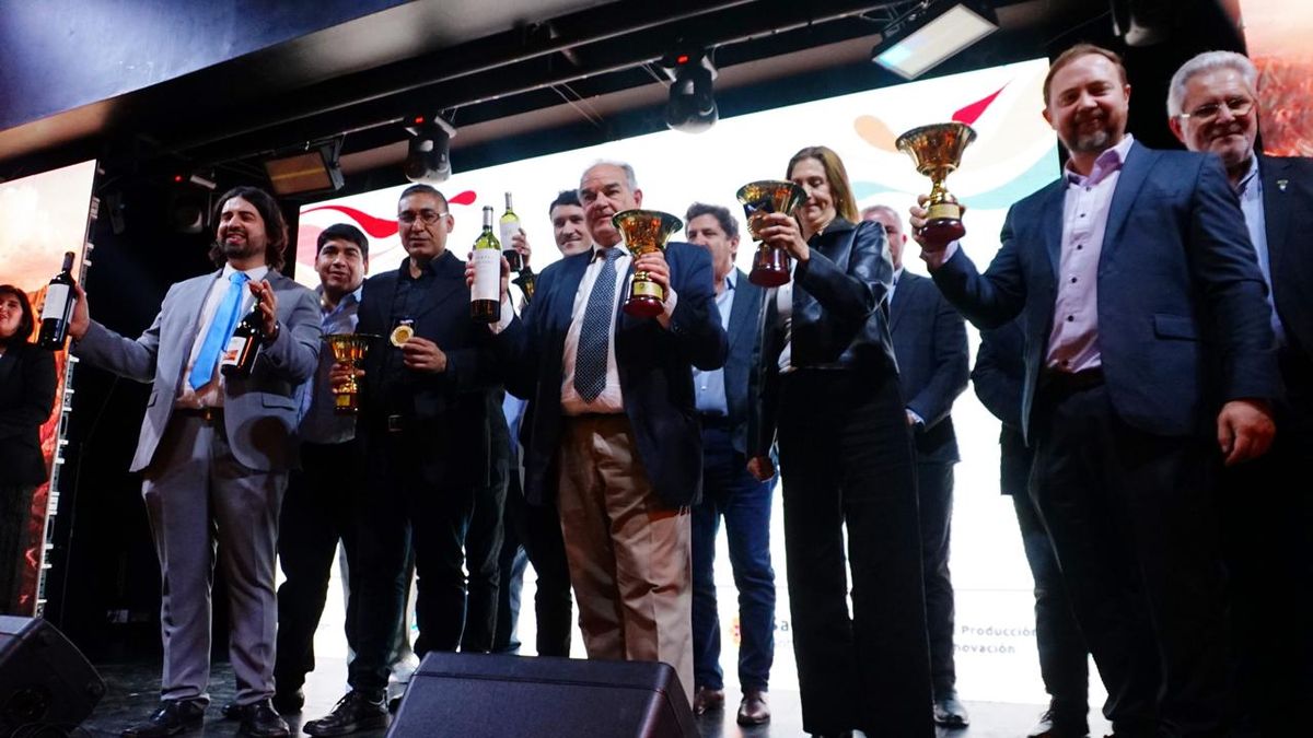 Representantes de las bodegas ganadoras del Gran Oro en el escenario del salón Grazia, durante la Cata San Juan del 23 de octubre de 2026.