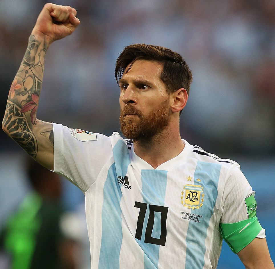 Lionel Messi con la camiseta argentina y el puño levantado ante Nigeria en el Mundial de Rusia 2018. Fotografía de archivo, no corresponde a la ceremonia de la UBA.