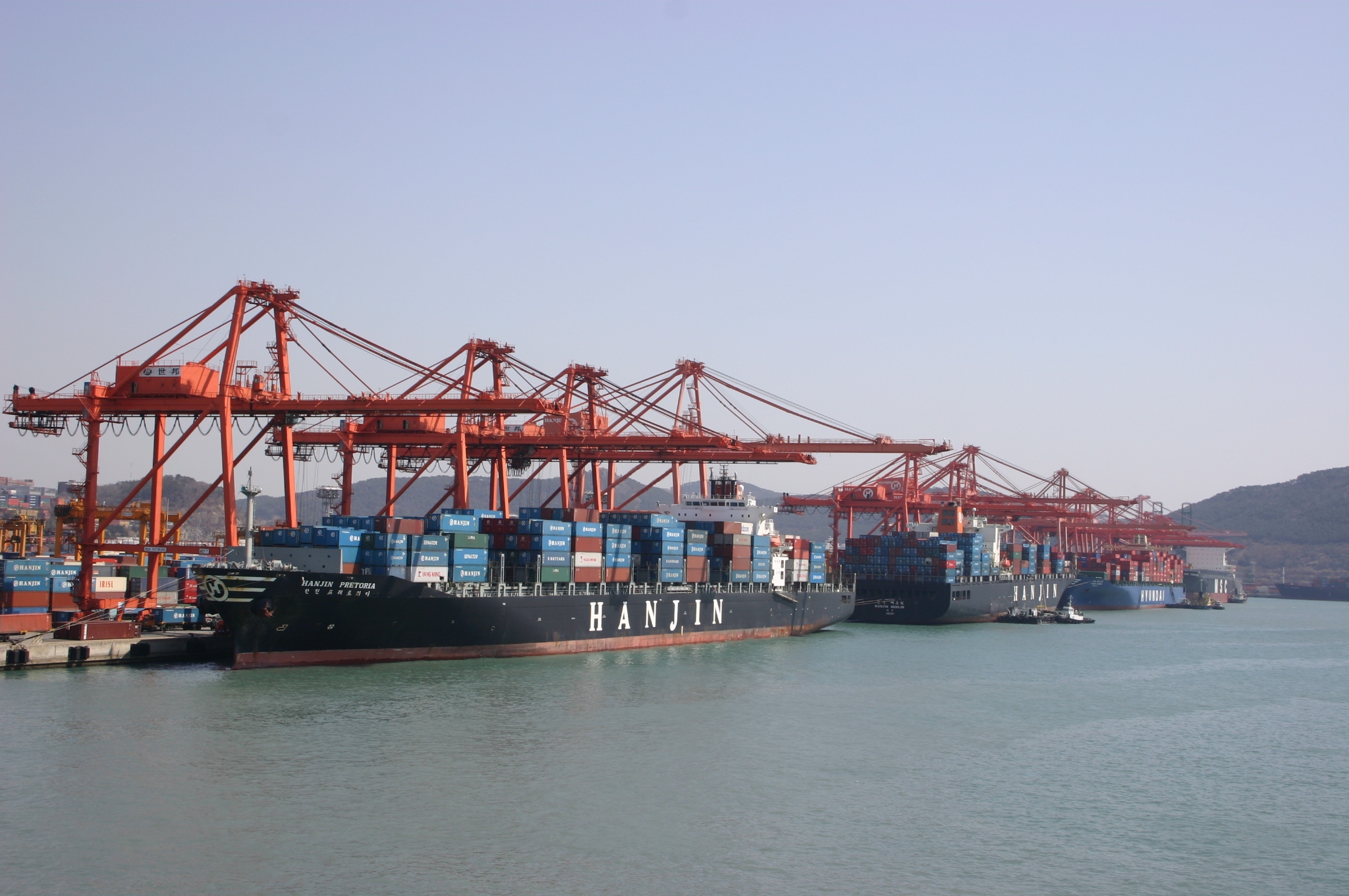 Buques y grúas en la terminal de contenedores de Busan, Corea del Sur, en una fotografía de archivo del 29 de marzo de 2006.