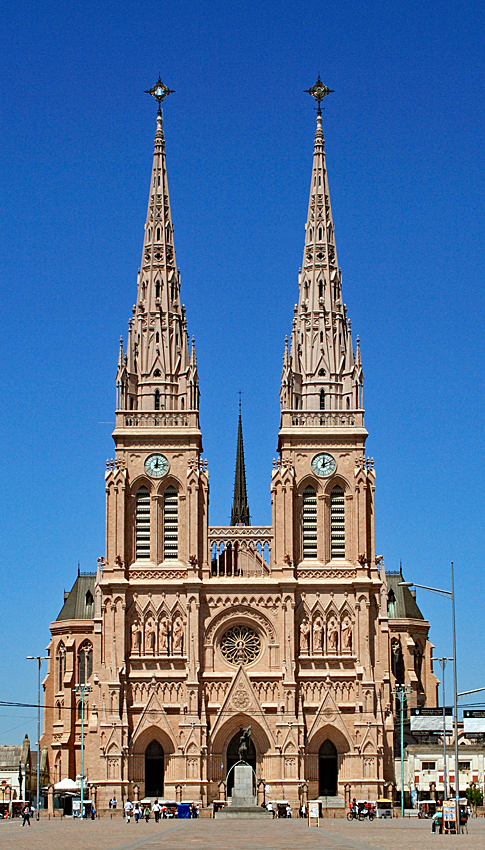 Vista de archivo del frente y las dos torres de la Basílica de Nuestra Señora de Luján, desde la Plaza Belgrano. No corresponde a la peregrinación de 2026.