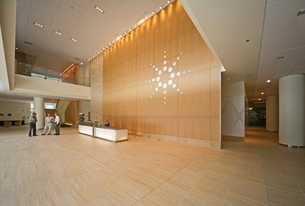 Vestíbulo de la sede de Agilent en Santa Clara, con su identificación corporativa. Fotografía de archivo de 2007.