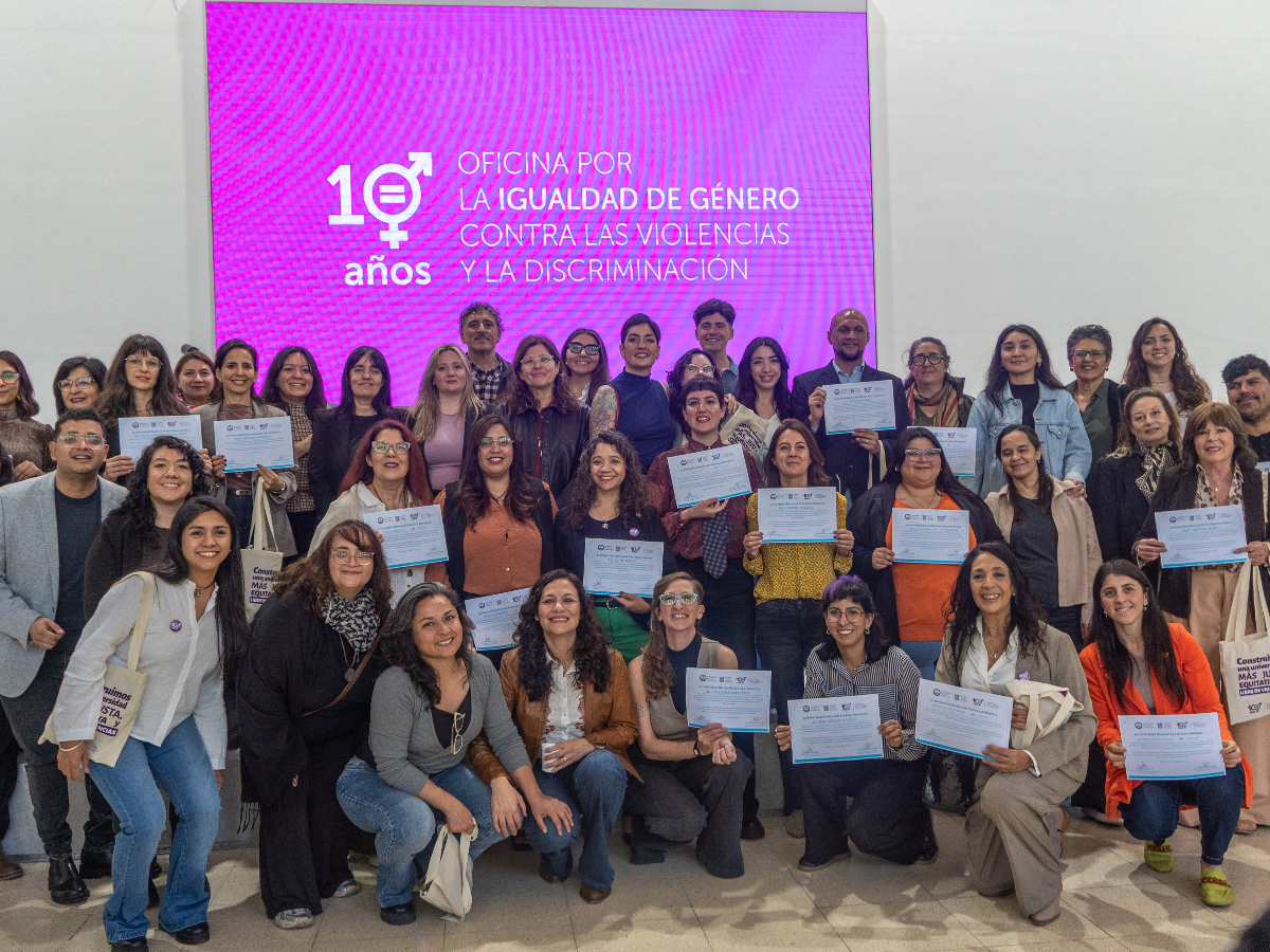 Participantes del acto por el décimo aniversario de la Oficina por la Igualdad de Género de la UNSJ, realizado el 30 de septiembre de 2026, posan con sus reconocimientos.