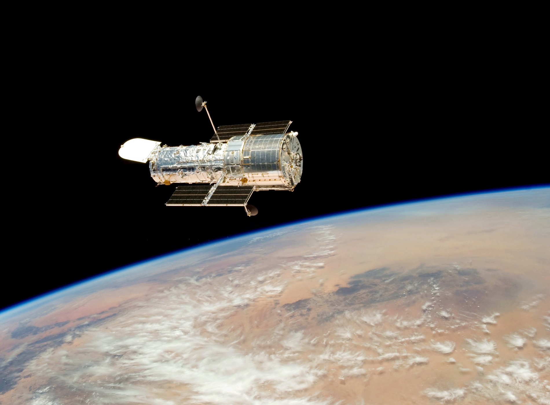 Fotografía real del telescopio espacial Hubble sobre la Tierra, tomada el 19 de mayo de 2009. Archivo; no muestra al planeta candidato.