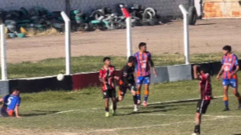 Jugadores de Juventud Zondina y Minero durante el partido por el torneo sanjuanino.
