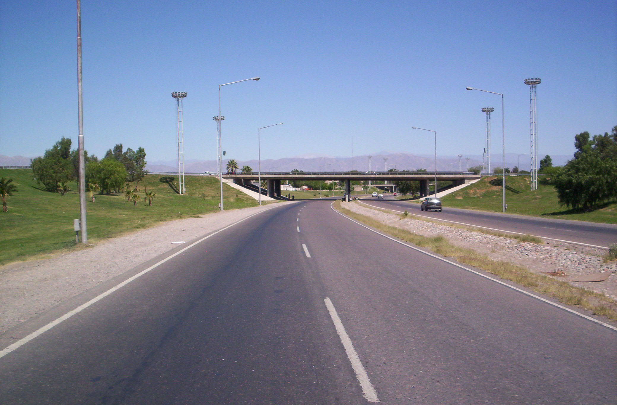 Avenida de Circunvalación de San Juan, ruta nacional A014, en una fotografía de archivo de 2008. No muestra las obras ni la señalización de los desvíos actuales.