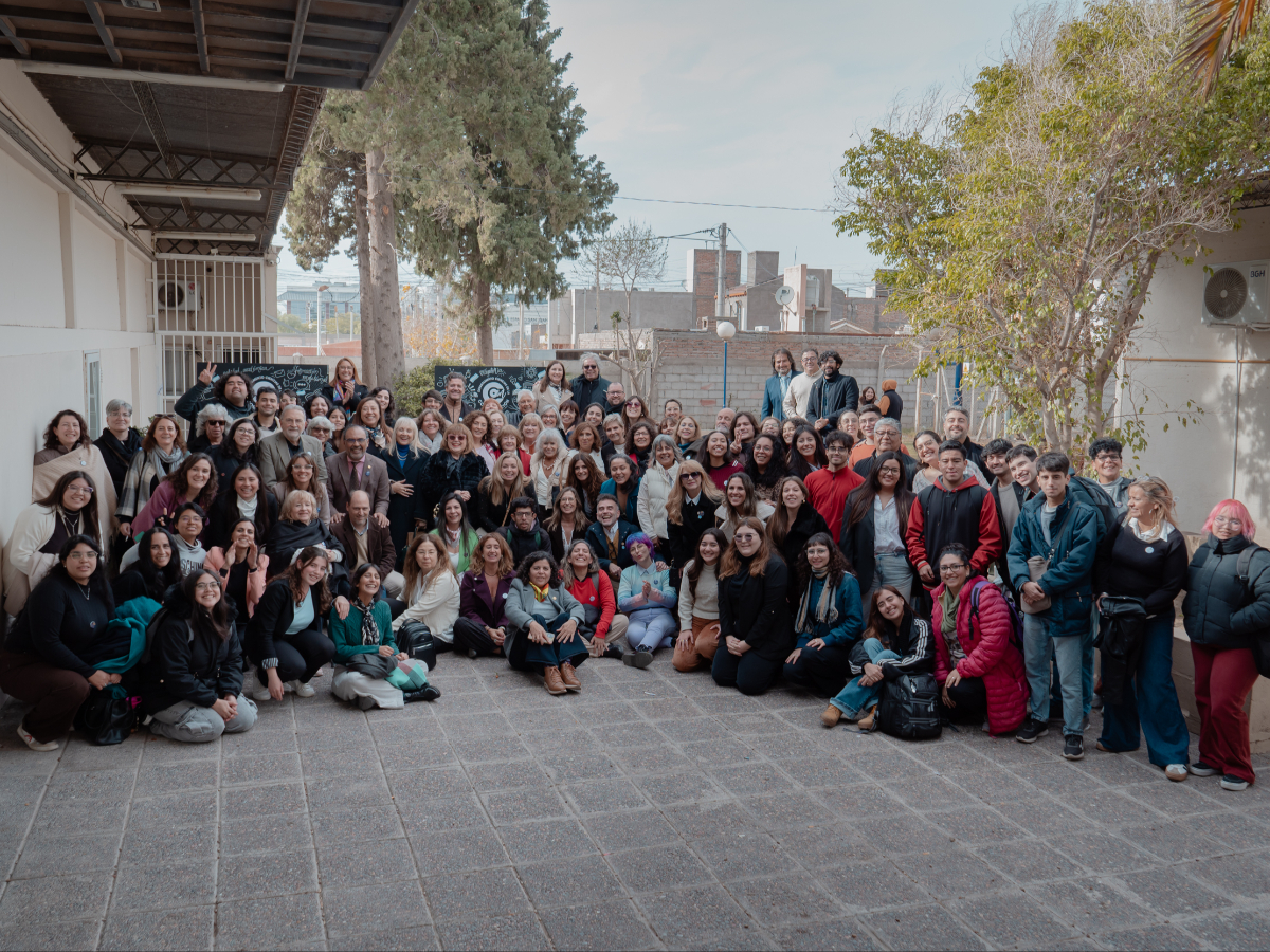 Comunidad del Departamento de Ciencias de la Comunicación de la UNSJ durante el aniversario del 9 de junio de 2026. Archivo; no corresponde al conversatorio anunciado para octubre.