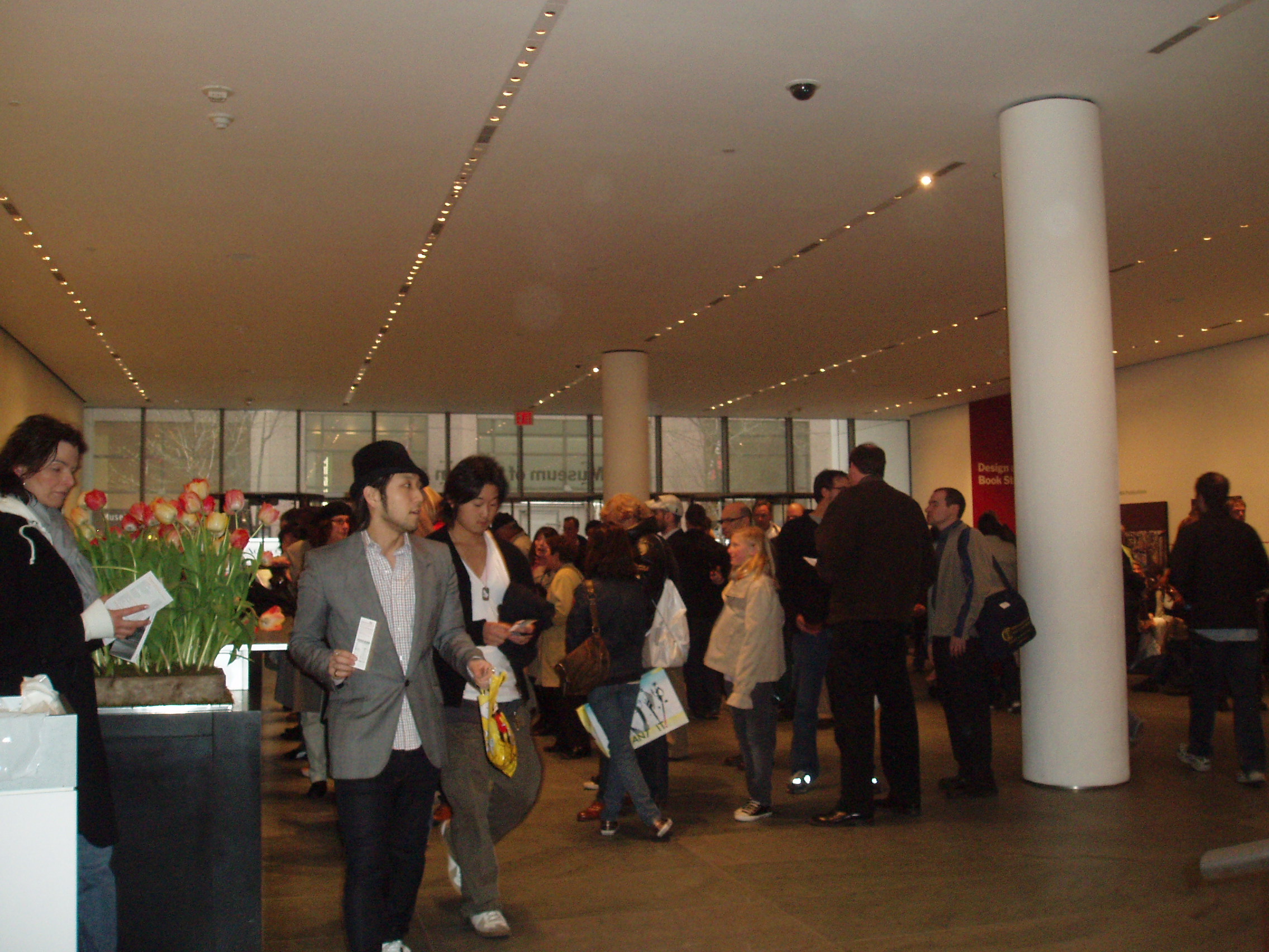 Público en el hall de entrada del Museo de Arte Moderno de Nueva York, en una fotografía de archivo de 2008; no corresponde a la exposición actual.