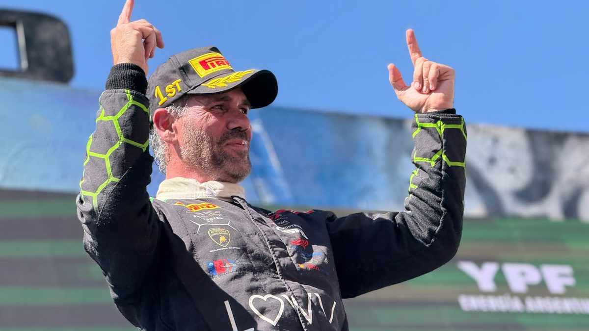 Fabián Flaqué celebra en El Zonda tras la final del Top Race.