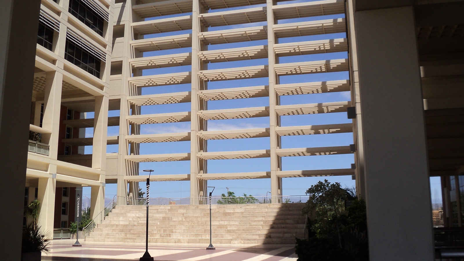Plaza seca del Centro Cívico de San Juan, fotografiada el 10 de febrero de 2013. Archivo del edificio donde se recibirán y abrirán las ofertas; no muestra las obras ni los actos de octubre de 2026.