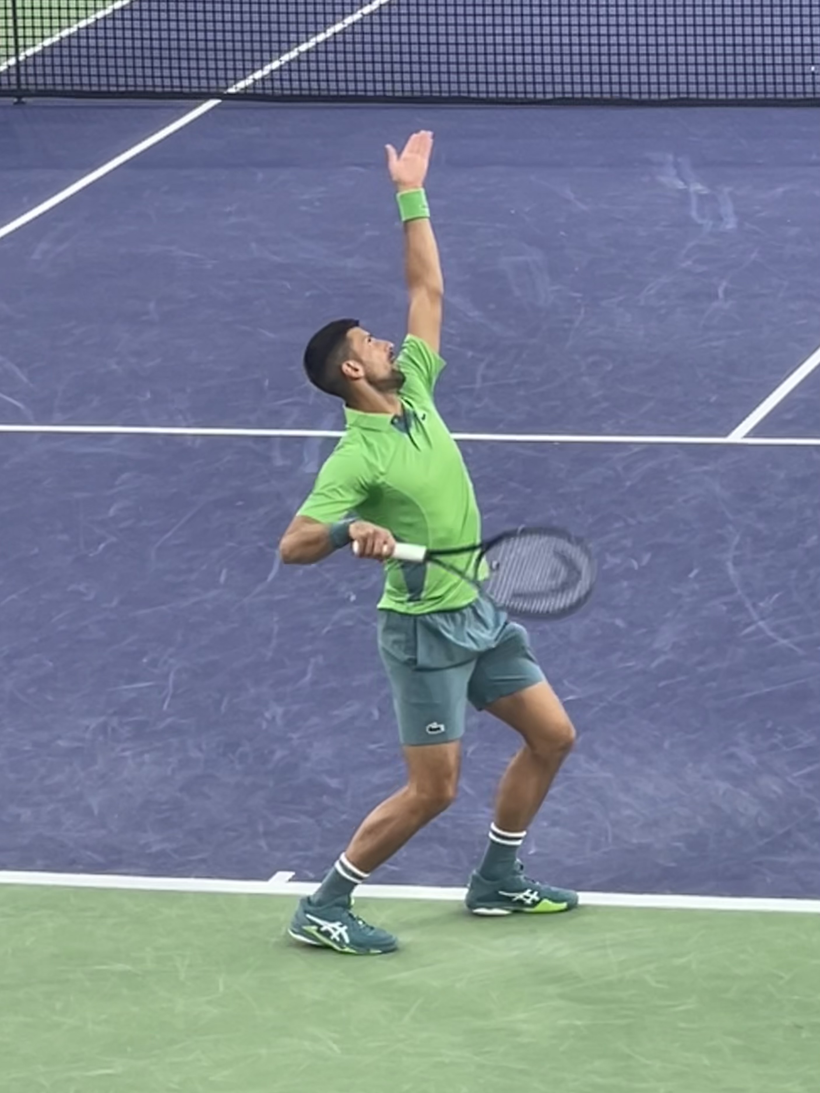 Novak Djokovic prepara un saque en Indian Wells en marzo de 2024; fotografía de archivo.