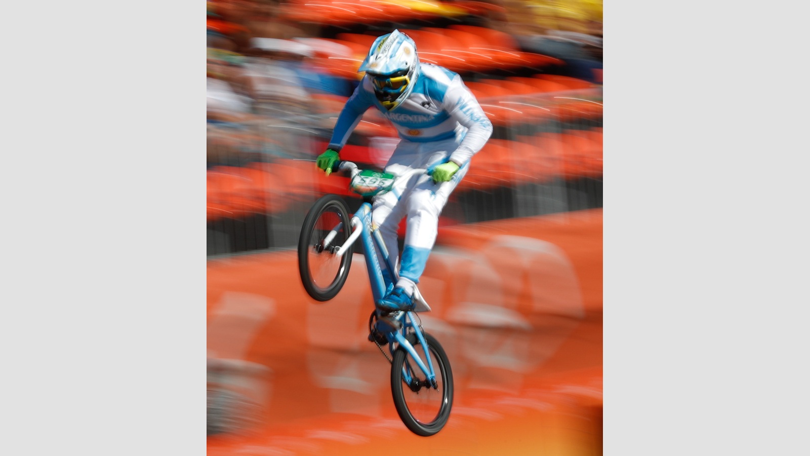Gonzalo Molina, con indumentaria argentina y dorsal 595, compite en BMX en Río de Janeiro el 17 de agosto de 2016. Foto de archivo completa, centrada sobre márgenes grises para presentación horizontal; no registra la gira de China de 2026.