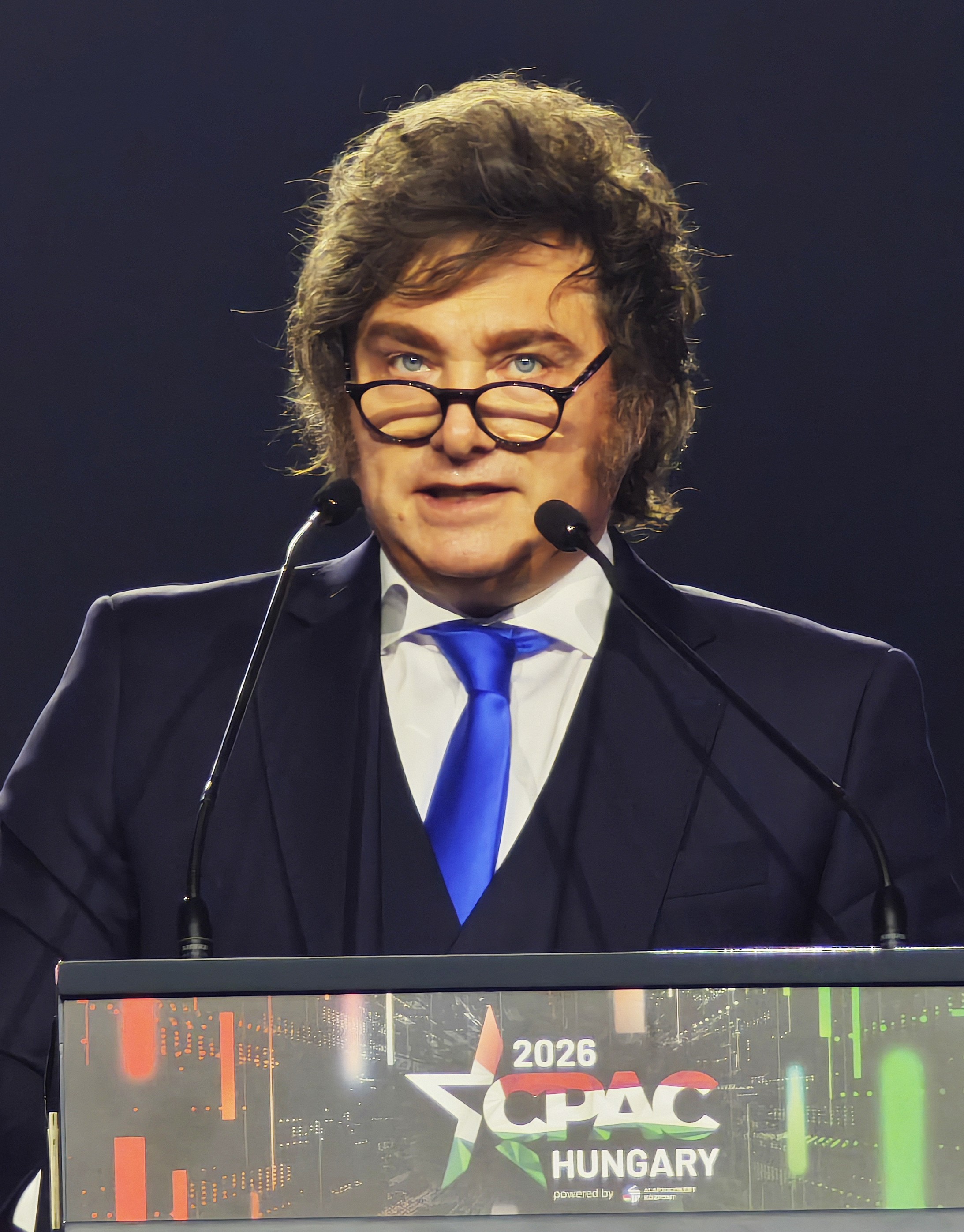 Javier Milei habla ante micrófonos en CPAC Hungría. Foto de archivo de Elekes Andor, tomada el 21 de marzo de 2026 en Budapest; no registra la visita de octubre a Washington.