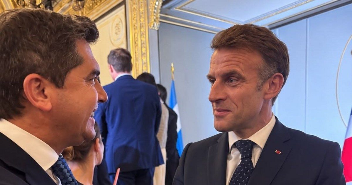 Marcelo Orrego saluda a Emmanuel Macron durante el encuentro en París.