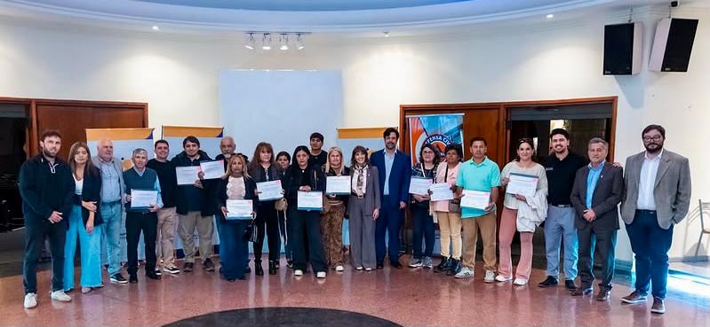 Representantes de instituciones barriales con certificados, en la foto difundida junto al cierre del programa municipal de Capital el 24 de octubre de 2026.
