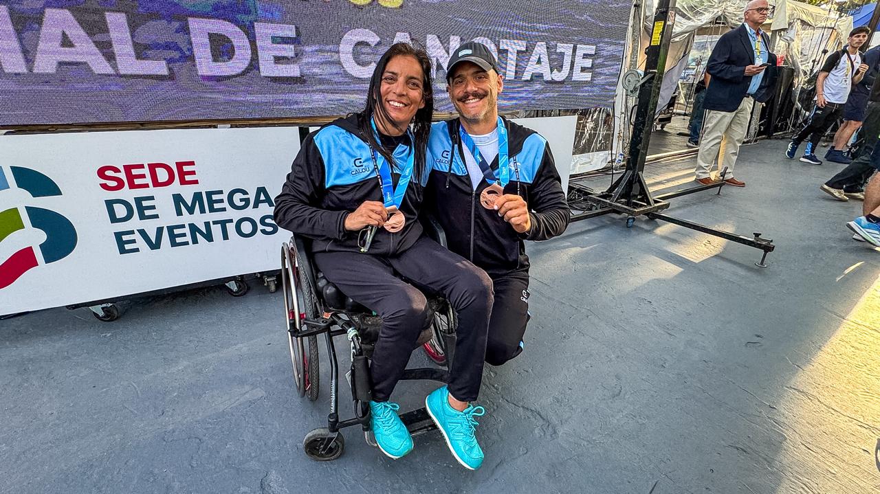 Andrea Bracamonte y Nicolás Crosta muestran sus medallas de bronce en el Mundial de Canotaje Maratón de Gualeguaychú, el 21/10/2026. Foto difundida por la Subsecretaría de Deportes.