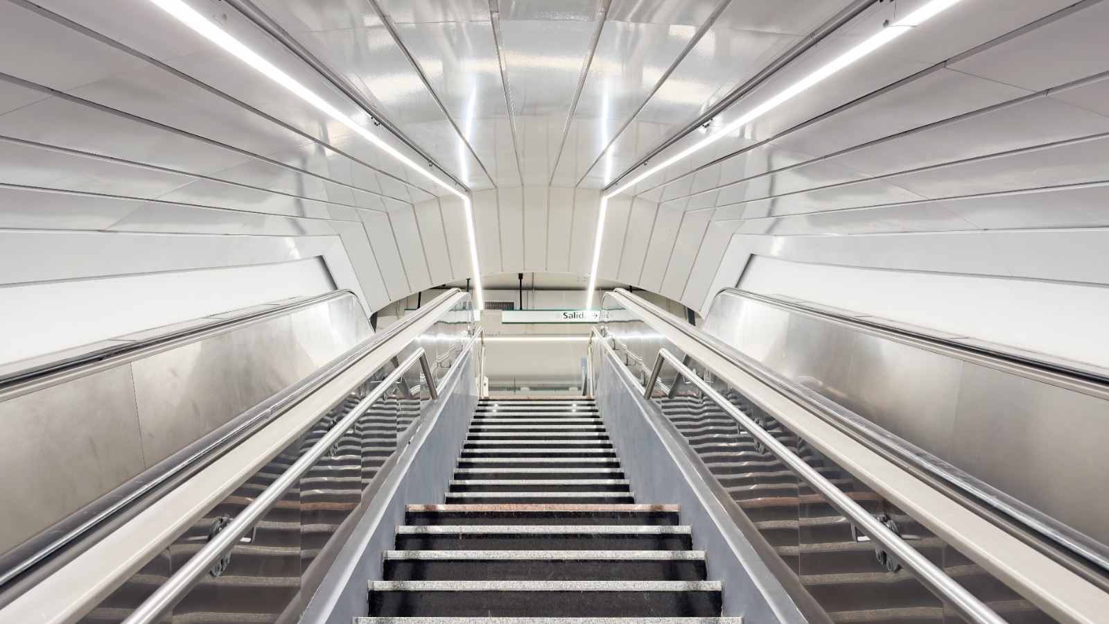Escalera interior renovada de la estación Tribunales, con revestimiento metálico y pasamanos