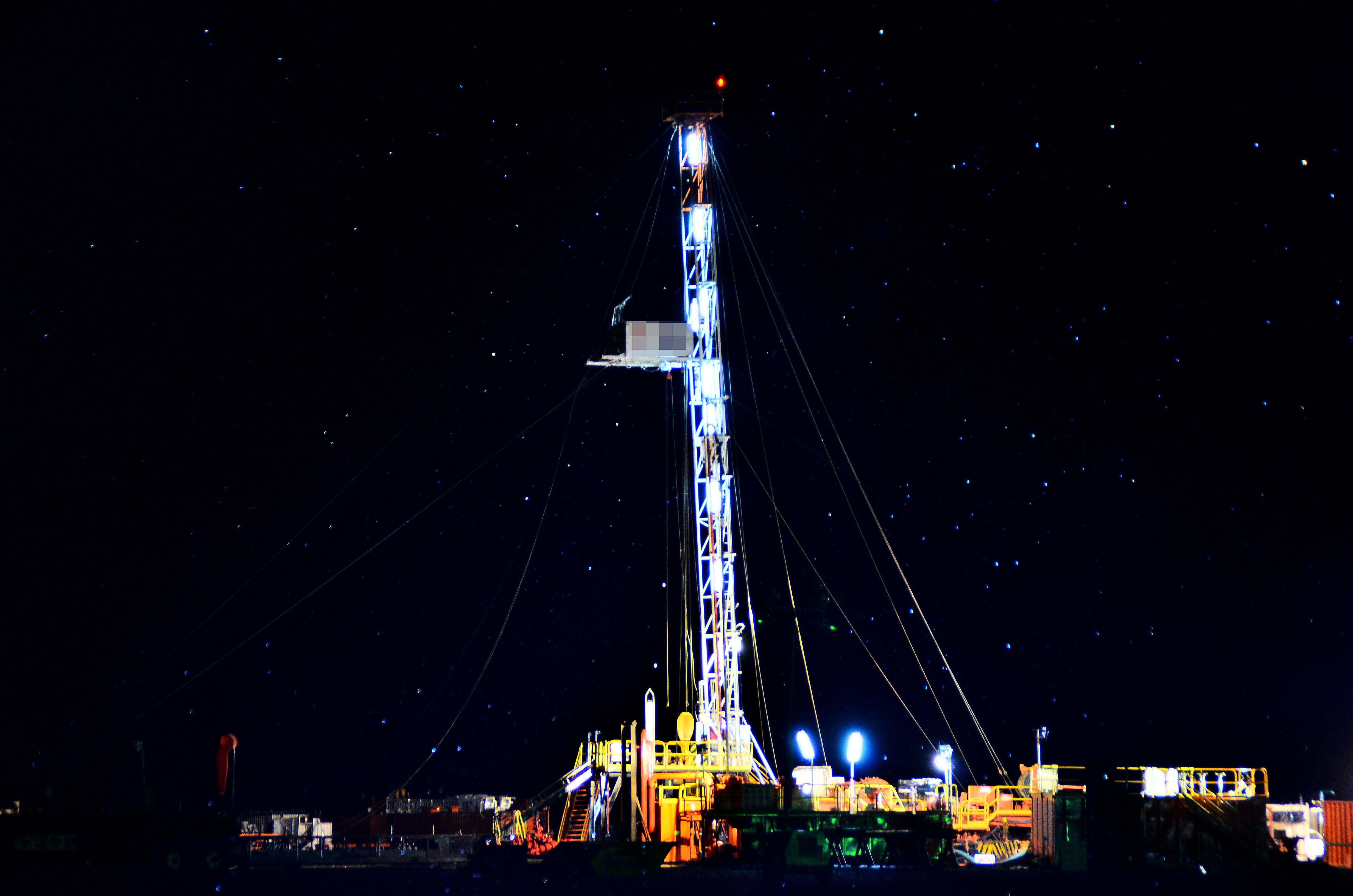 Equipo petrolero iluminado durante la noche en Añelo, Neuquén, en el área de Vaca Muerta. Fotografía de archivo del 26 de julio de 2016.
