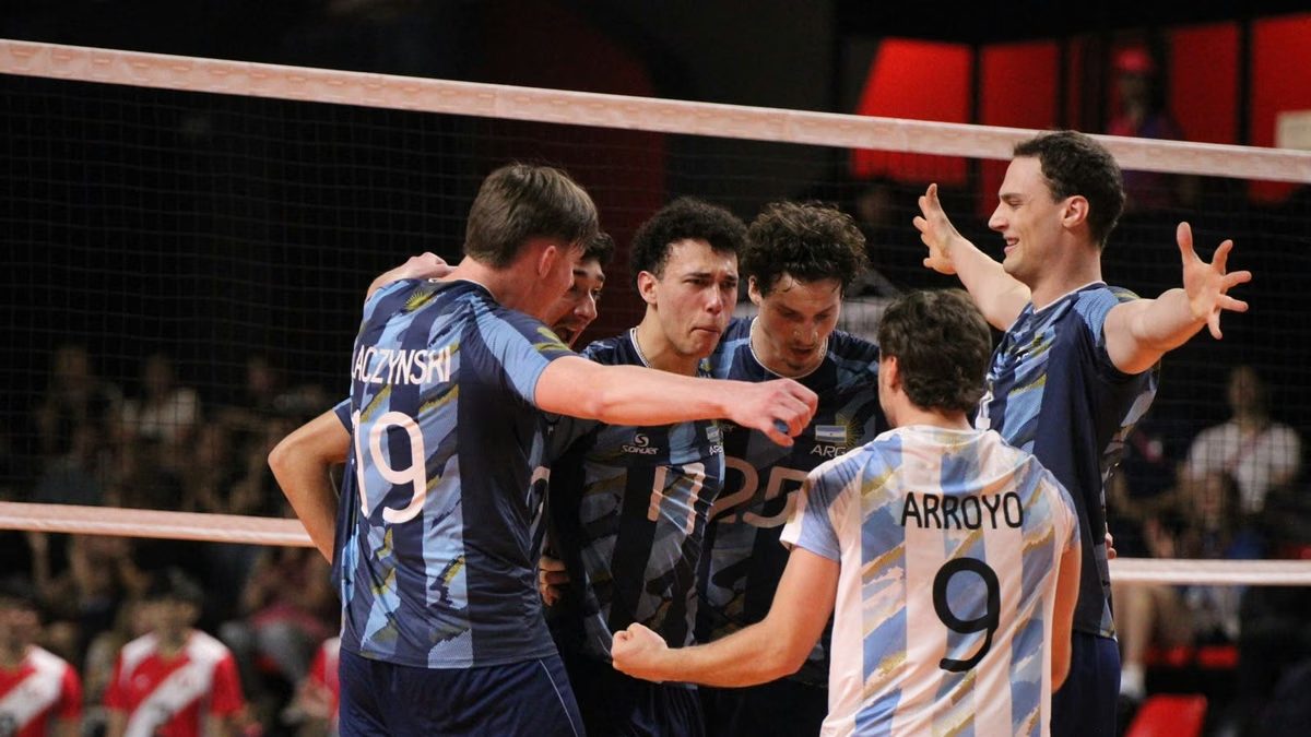 Jugadores de vóley de Argentina celebran un punto