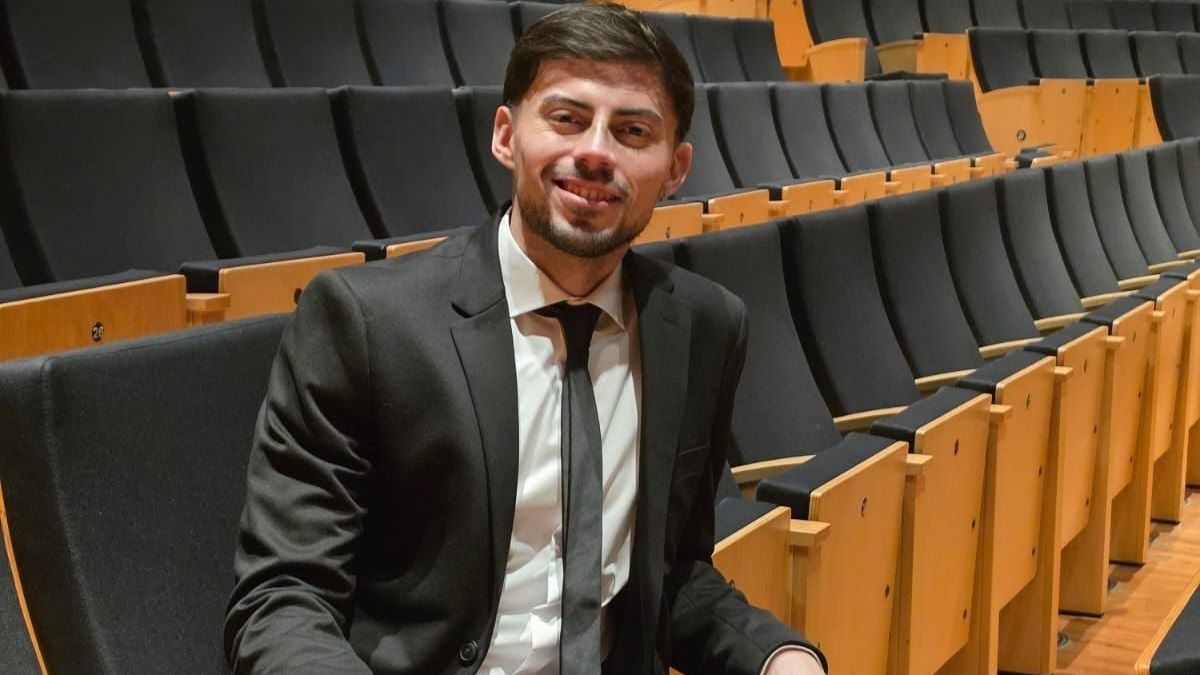 El escritor sanjuanino Luis Ávila en un espacio teatral.