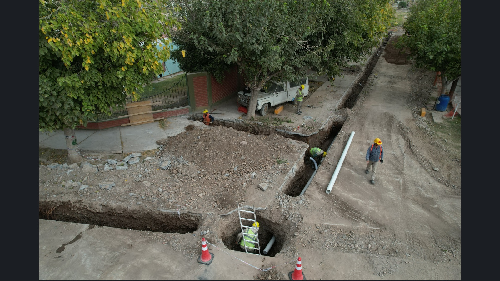 Trabajos de redes cloacales difundidos por ENOHSA el 5 de julio de 2022 en San Juan. Fotografía de archivo de otra obra del subsistema Rawson–Rivadavia; no muestra ATSA IV ni trabajos iniciados en octubre de 2026. Presentación 16:9 con fotografía completa y márgenes neutros.