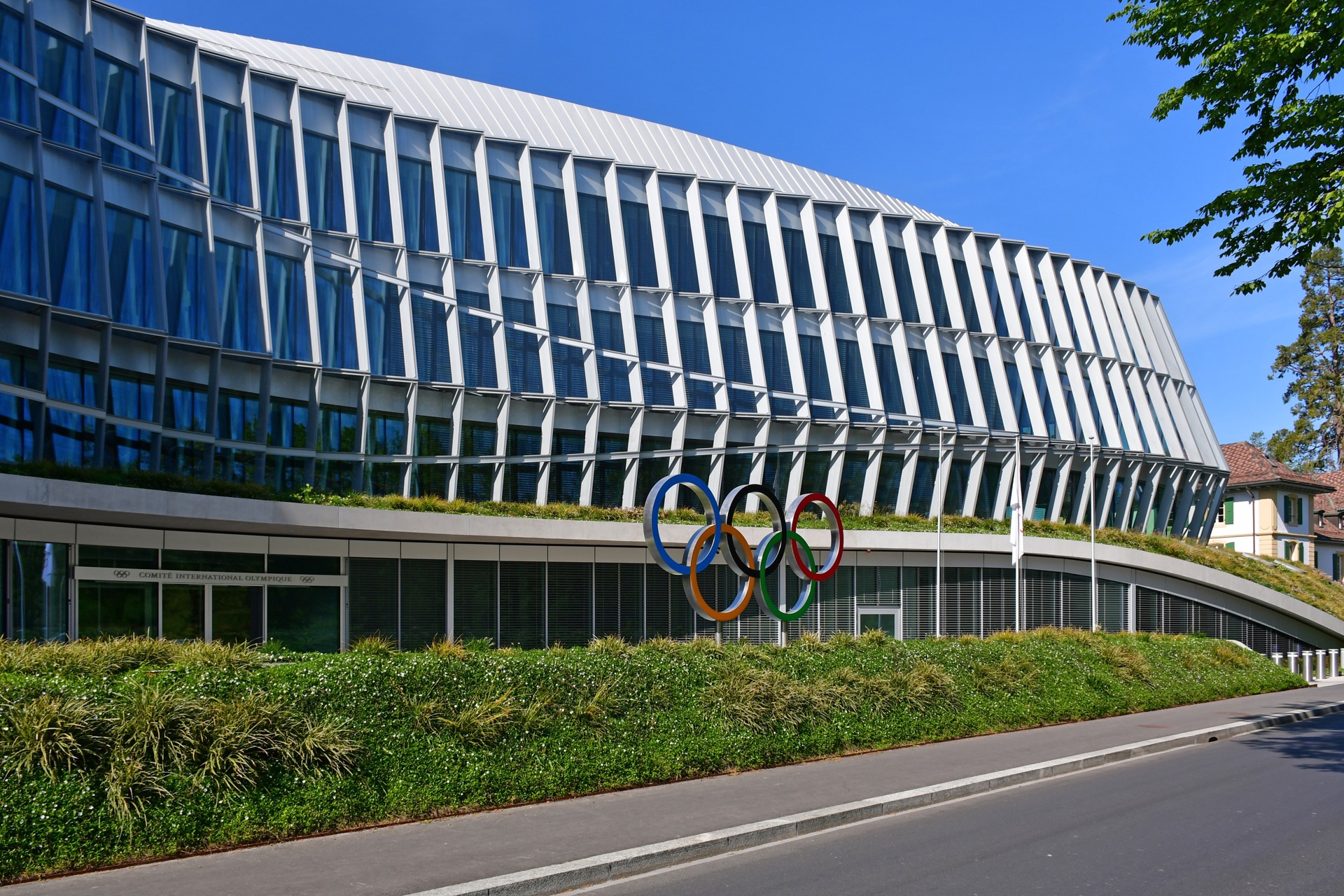 Edificio de la sede del Comité Olímpico Internacional en Lausana con los anillos olímpicos, en una fotografía de archivo de abril de 2020.