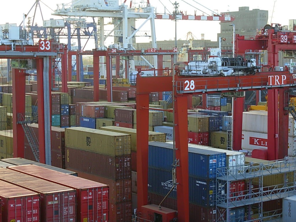Contenedores y grúas en el puerto de Buenos Aires. Fotografía de archivo tomada en 2010, usada como imagen contextual de comercio internacional.