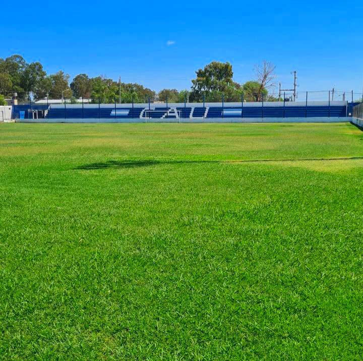 Césped y tribuna del Estadio 12 de Octubre de Unión de Villa Krause, en una fotografía de archivo de julio de 2024. Es la cancha propia del club, no el Bicentenario donde se jugó Unión–Palmira ni una imagen de ese encuentro.