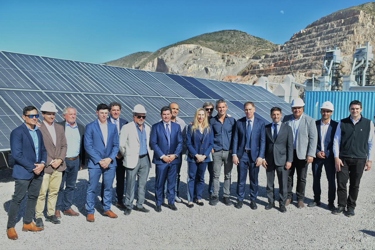 Archivo de mayo de 2026: autoridades durante una visita a Caleras San Juan, con paneles solares e instalaciones de la planta detrás; no corresponde al acto de octubre.